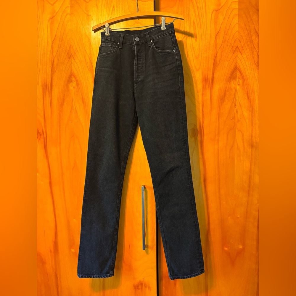 Goldsign Black Women’s straight leg button fly jeans. Size 24. Classic style.